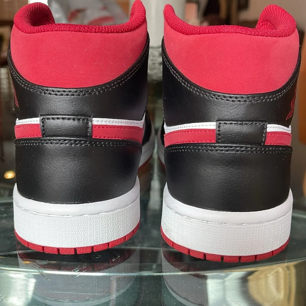 Air Jordan 1 Mid White/Gym Red/Black 554724-122 Size 9 ❤️🤍🖤